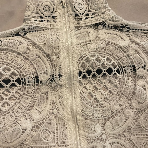 White dress made of embroidered material - Picture 5 of 7